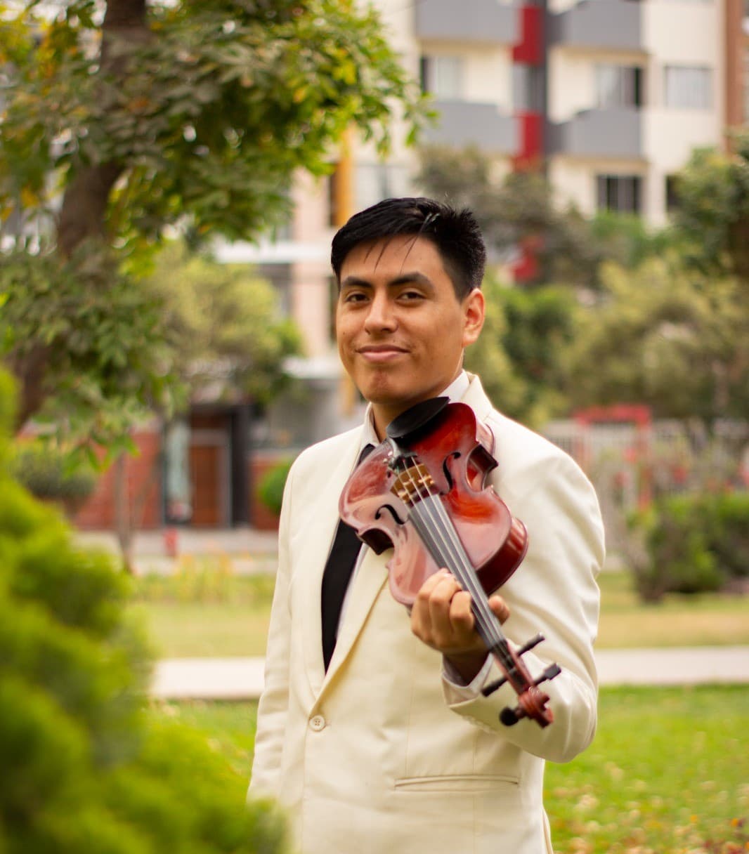 Pedro Olivos posando con su violin en el parque