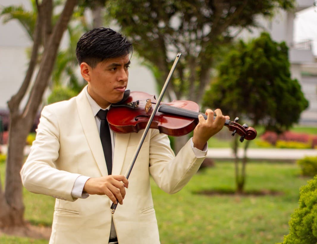 Pedro Olivos tocando violin